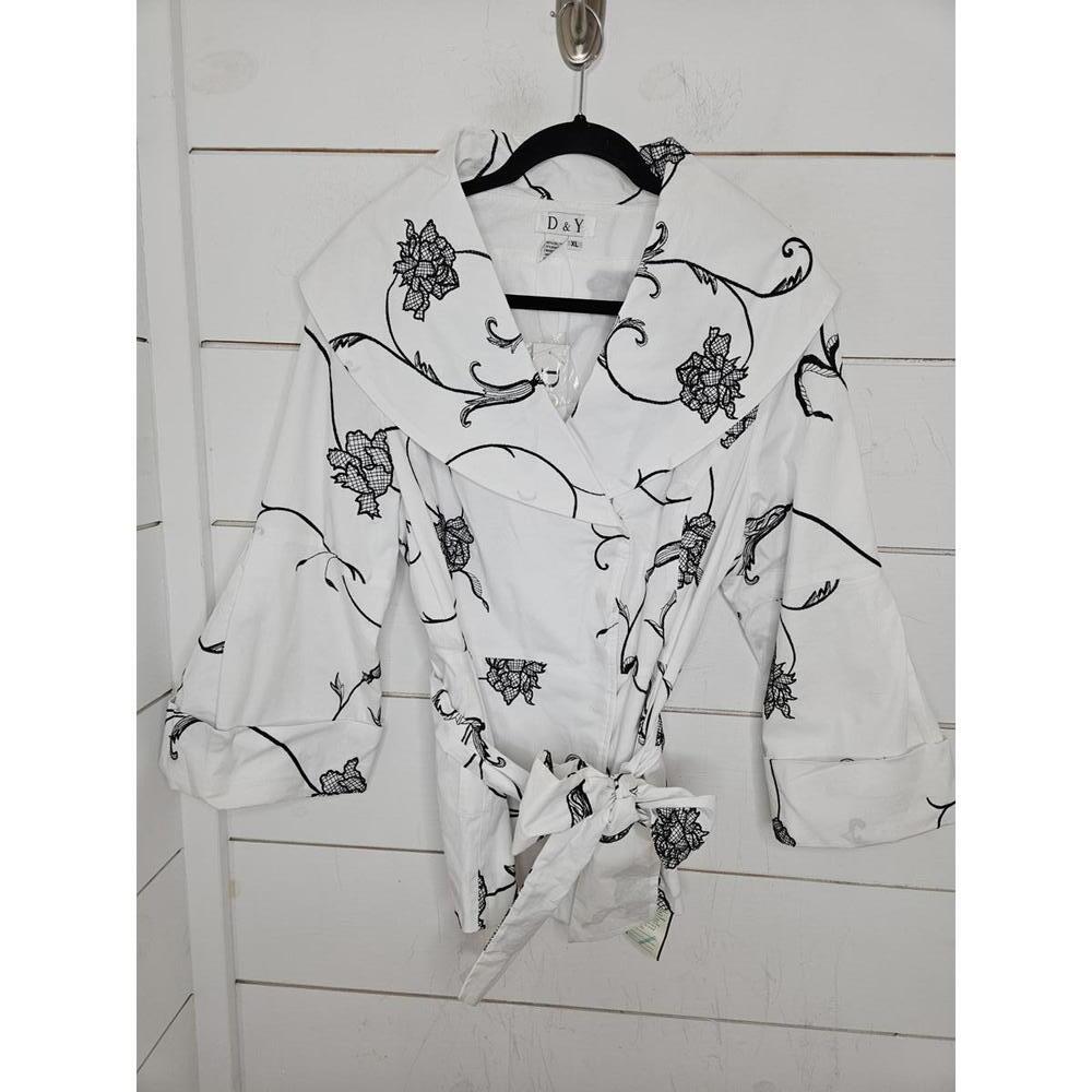 NWT D&Y xl White with black embroidered flowers flowy jacket with waist tie